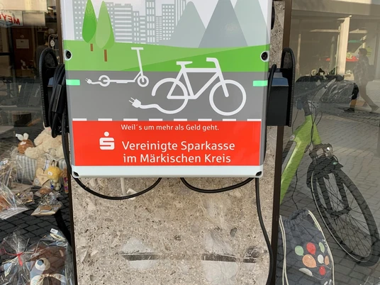 E-Bike Ladestation vor dem Wilhelm 9
