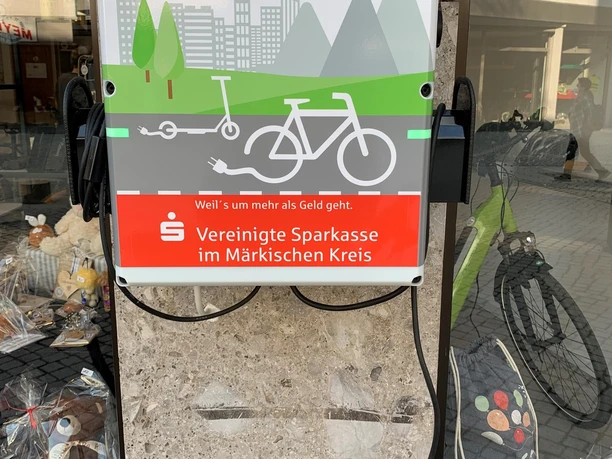 E-Bike Ladestation vor dem Wilhelm 9
