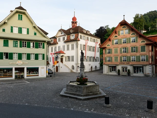 Sarner Dorfplatz Rathaus