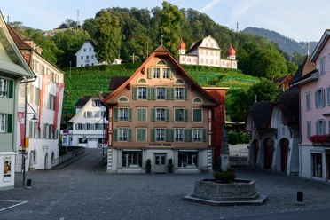 Sarner Dorfplatz mit Landenberg