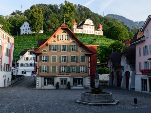 Sarner Dorfplatz mit Landenberg
