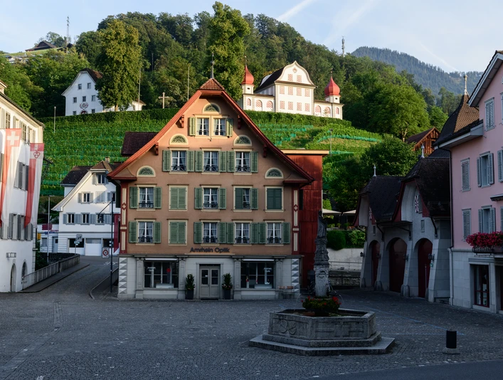 Sarner Dorfplatz mit Landenberg