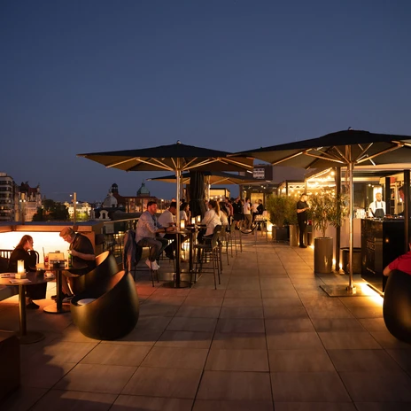 Tagungshotel INNSIDE by Meliá | Leipzig Convention Bureau Tagungshotel INNSIDE by Meliá Leipzig mit Dachterrasse bei Nacht - präsentiert vom Leipzig Convention Bureau