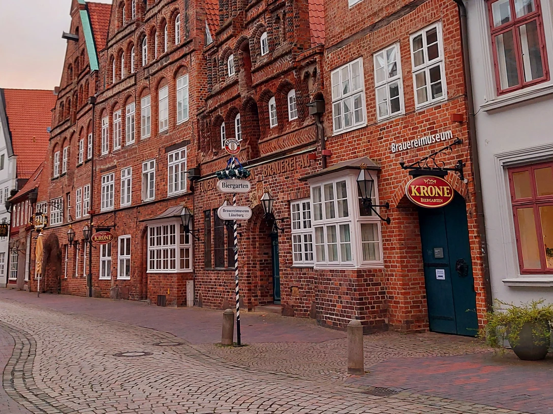 Brauereimuseum & Krone_©-Lüneburg Marketing GmbH.jpg Außenansicht Brauereimuseum Lüneburg in der HeiligenstraßeExterior view of the Lüneburg Brewery Museum in HeiligenstraßeUdvendigt billede af Lüneburgs bryggerimuseum i HeiligenstraßeBuitenaanzicht van het Brouwerijmuseum Lüneburg in de Heiligenstraße