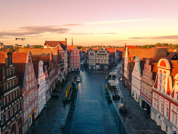 Platz am Sande in Lüneburg Historischer Platz Am Sande in Lüneburg mit markanten Giebelhäusern im warmen Sonnenlicht.