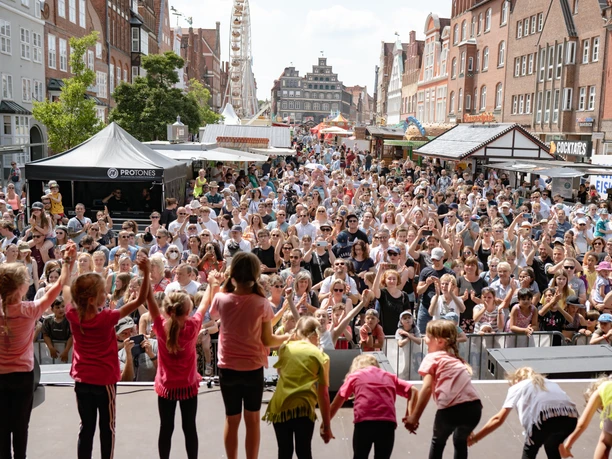 Lüneburg feiert!_Tanz_©-EXC Media Florian Schönfeld.jpg