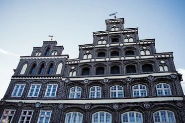 Treppengiebel des IHK Gebäudes Historisches Gebäude der IHK mit markantem Backstein-Treppengiebel.