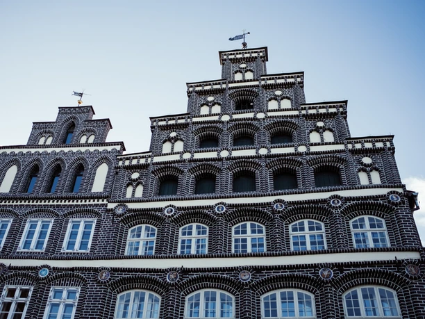 Treppengiebel des IHK Gebäudes Historisches Gebäude der IHK mit markantem Backstein-Treppengiebel.