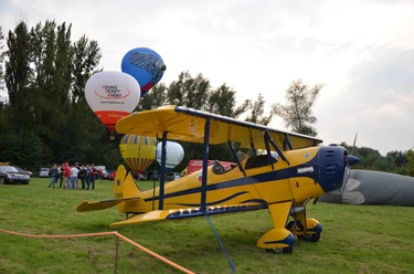 Flugzeug und Heißluftballons zu den Flugtagen am Salzgittersee