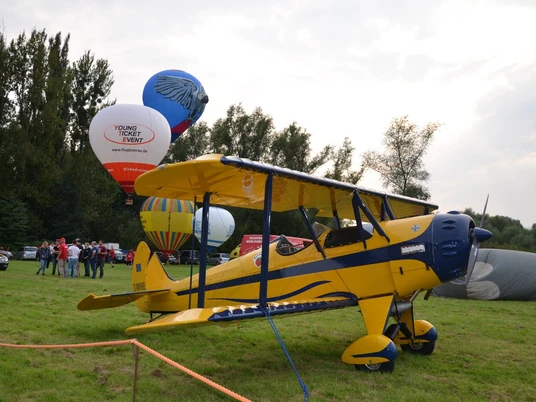 Flugzeug und Heißluftballons zu den Flugtagen am Salzgittersee