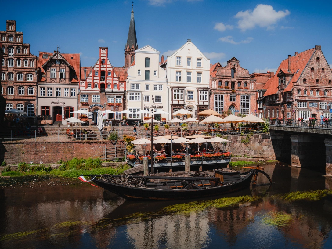 Stintmarkt Lüneburg.jpg Lüneburger Stintmarkt an der IlmenauLüneburg Stintmarkt on the IlmenauLüneburg Stintmarkt på Ilmenau-flodenLüneburg Stintmarkt op de Ilmenau