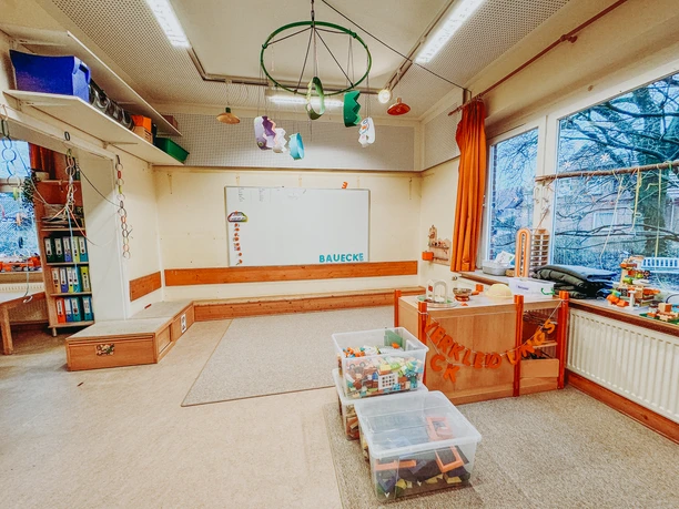 Kita Betzendorf (14).jpg Heller Kindergartenraum mit Bauecke, Verkleidungskiste, Whiteboard und Blick ins Grüne.