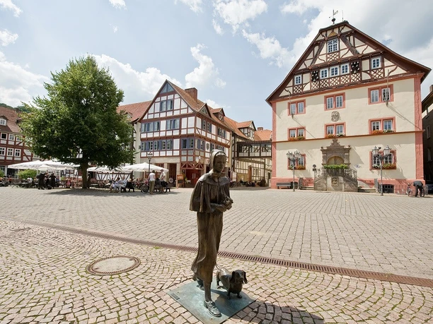 Marktplatz Rotenburg mit Bronzeskulptur