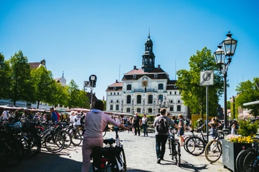 Lüneburger Wochenmarkt auf dem Marktplatz Belebter Lüneburger Wochenmarkt vor dem Rathaus.