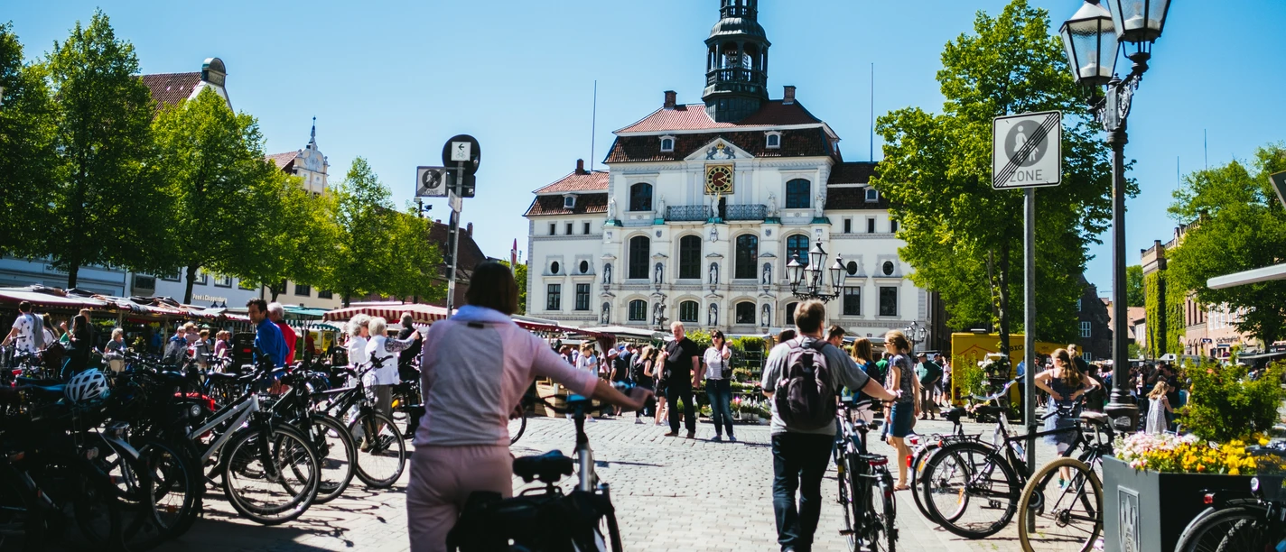 Lüneburger Wochenmarkt auf dem Marktplatz Belebter Lüneburger Wochenmarkt vor dem Rathaus.