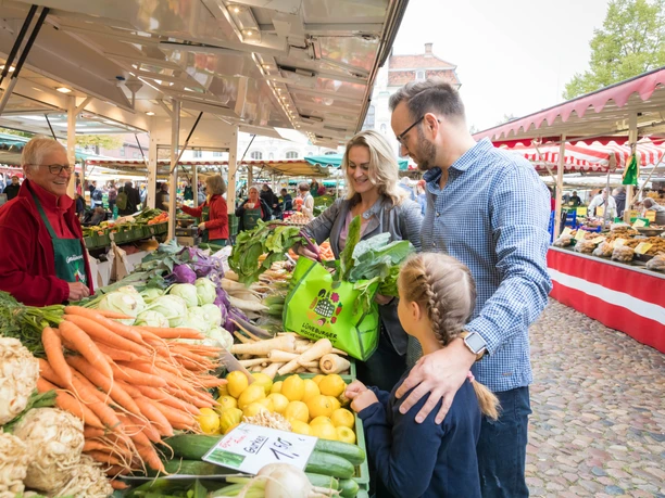 Wochenmarkt_Familie Gemüse_©-Lüneburg Marketing GmbH.jpg Lüneburger Wochenmarkt