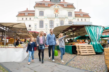 Wochenmarkt_Familie_©-Lüneburg Marketing GmbH.jpg Lüneburger Wochenmarkt