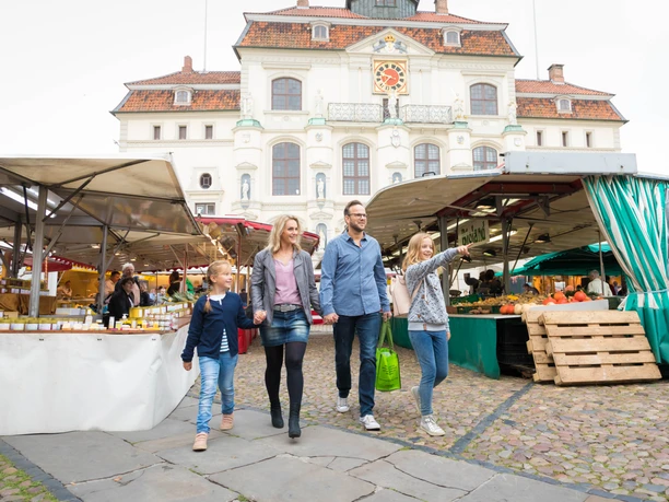 Wochenmarkt_Familie_©-Lüneburg Marketing GmbH.jpg Lüneburger Wochenmarkt