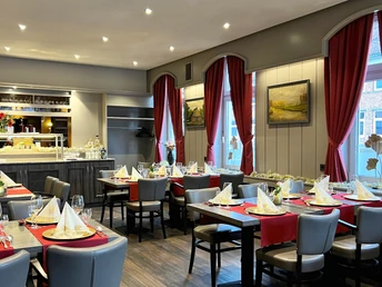 Frühstücksraum des Hotel DaubBreakfast room of the Hotel DaubMorgenmadsværelse på Hotel DaubOntbijtzaal van Hotel Daub