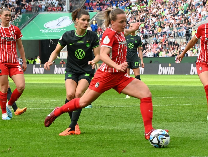 DFB Pokalfinale der Frauen Eine Szene aus einem spannenden Fußballspiel zwischen zwei Frauenmannschaften im Stadion.A scene from an exciting soccer match between two women's teams in the stadium.