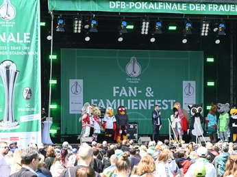 DFB Pokalfinale der Frauen Maskottchen und Menschen auf der Bühne feiern beim Fan- und Familienfest des DFB-Pokalfinales der Frauen.Mascots and people on stage celebrate at the fan and family festival of the DFB Women's Cup final.