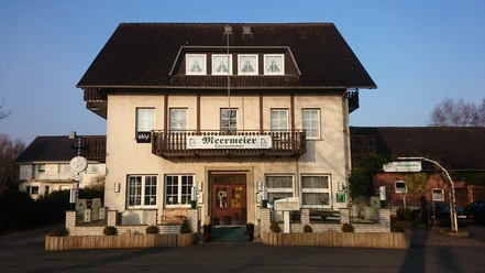 Ein dreistöckiges Gebäude mit traditionellem Fachwerkdesign und dem Schild "Meermeier Restaurant".