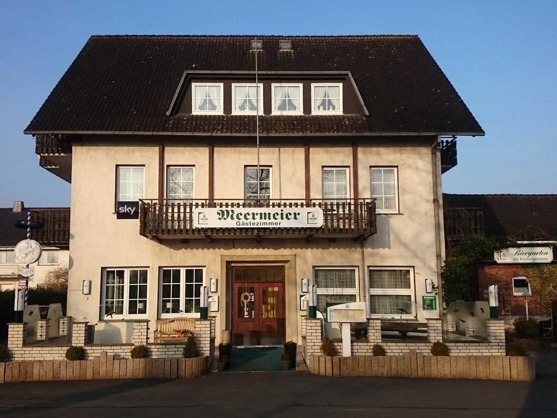 Ein dreistöckiges Gebäude mit traditionellem Fachwerkdesign und dem Schild "Meermeier Restaurant".