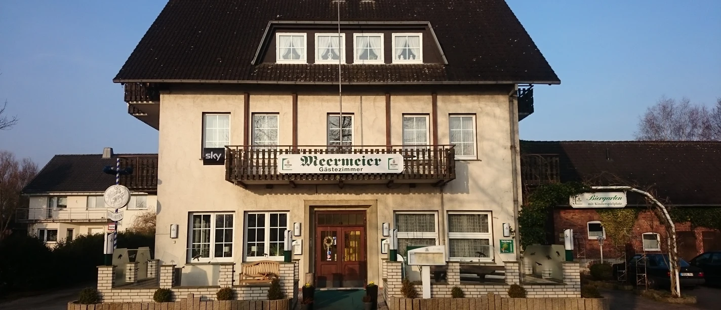 Hotel-Restaurant Meermeier Ein dreistöckiges Gebäude mit traditionellem Fachwerkdesign und dem Schild "Meermeier Restaurant".