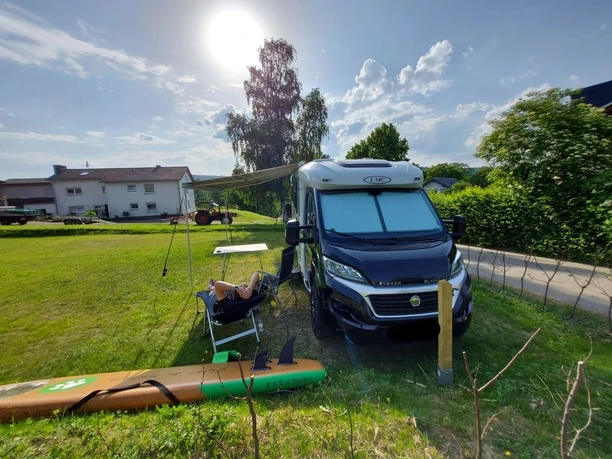 Wohnmobilstellplatz Olpe-Stade - Nordostecke Blickrichtung Hofgebäude
