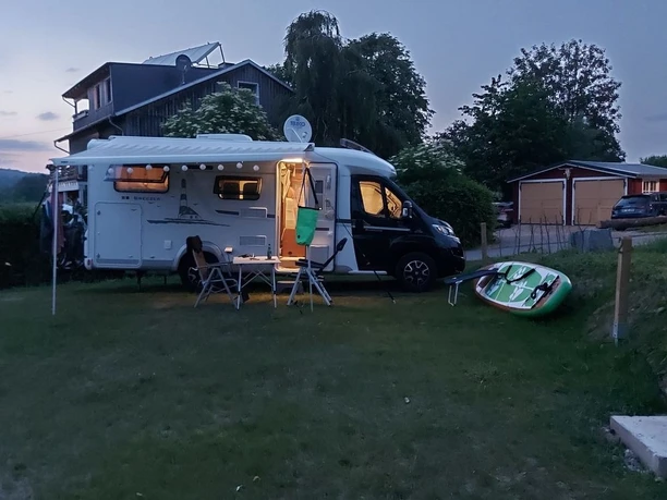 Wohnmobilstellplatz Olpe-Stade - Platz bei Abenddämmerung - Blickrichtung Norden