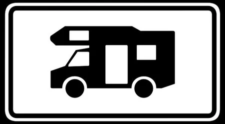 Schwarz-weißes Schild mit Wohnmobil-Symbol für einen Wohnmobilstellplatz