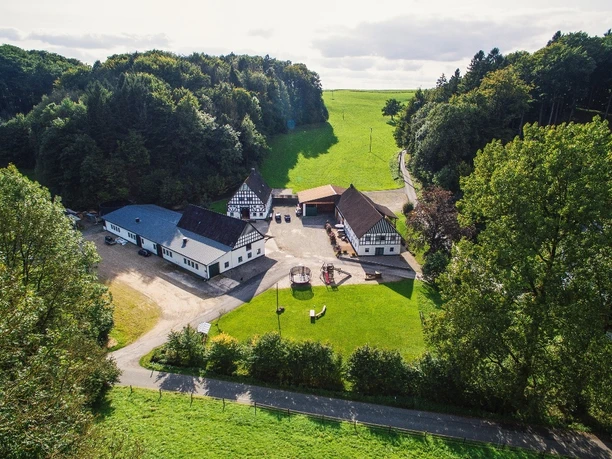 Luftaufnahme des Ferienhofs Verse mit Fachwerkhäusern, Wiesen und Wald in Lennestadt