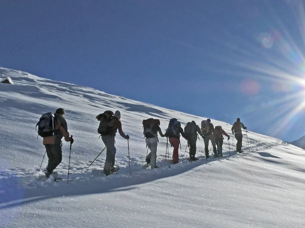 weitwandern-winter-gruppe-schneeschuh-schnee-berg.jpg