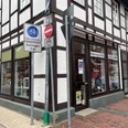 Dombrowsky.jpg Fachwerkgeschäft an einer Straßenecke, Schilder weisen auf Fahrradstraße und Einfahrtverbot hin.