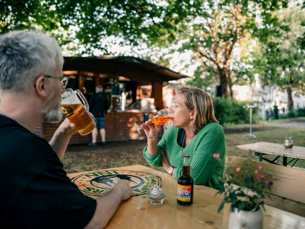 Biergarten Zwei Personen sitzen zusammen im Einbecker Biergarten und trinken Kaltgetränke.
