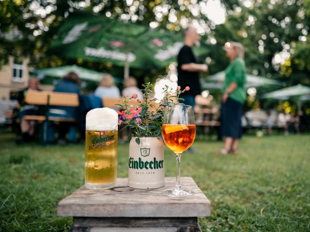Getränke und 2 Personen in einem Biergarten