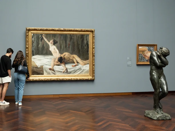 Visitors viewing painting and sculpture at Städel Museum