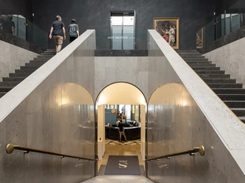 Frankfurt Städel Museum Treppenhalle im Städel Museum mit Besuchenden und Ausstellungsraum