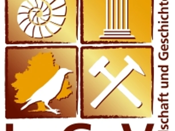 Landschaft und Geschichte Logo von LuGeV e.V. mit Symbolen: Ammonit, Säule, Vogel, und gekreuzte Werkzeuge auf braunem Hintergrund.
