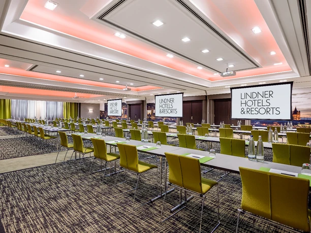 LINDNER Hotel City Plaza; Köln; Cologne; CGNCIT; Tagung; Mühlheim Kalk Porz; 02 Ein großer, hell beleuchteter Tagungsraum mit gelben Stühlen, Tischen und Projektionsleinwänden.