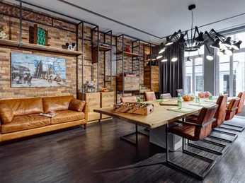 LINDNER Hotel City Plaza; Köln; Cologne; CGNCIT; Tagung; Klettenberg; 02 Konferenzraum mit Ledersessel, Holztisch, dekorativen Backsteinwänden und moderner Beleuchtung.Conference room with leather armchairs, wooden table, decorative brick walls and modern lighting.