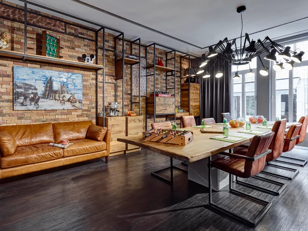 LINDNER Hotel City Plaza; Köln; Cologne; CGNCIT; Tagung; Klettenberg; 02 Konferenzraum mit Ledersessel, Holztisch, dekorativen Backsteinwänden und moderner Beleuchtung.