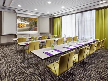 LINDNER Hotel City Plaza; Köln; Cologne; CGNCIT; Tagung; Lindenthal; 02 Moderner Tagungsraum im LINDNER Hotel City Plaza, Köln: Helles Interieur mit grünen Stühlen.Modern conference room at the LINDNER Hotel City Plaza, Cologne: bright interior with green chairs.