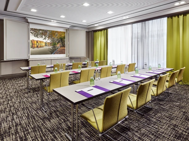 LINDNER Hotel City Plaza; Köln; Cologne; CGNCIT; Tagung; Lindenthal; 02 Moderner Tagungsraum im LINDNER Hotel City Plaza, Köln: Helles Interieur mit grünen Stühlen.