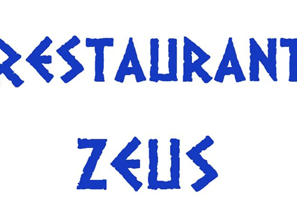 huellhorst-erleben-gastro-restaurant-zeus.png Logo des Restaurant Zeus mit blauen Buchstaben auf weißem Hintergrund in griechischem Schriftstil.