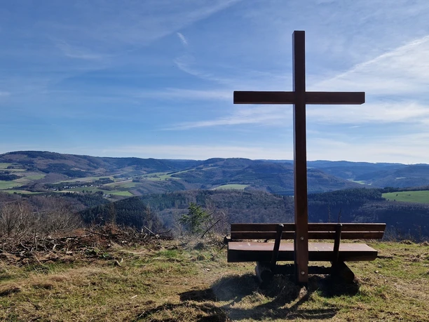 Gipfelkreuz auf dem Vogelsang bei Meschede (595 m)