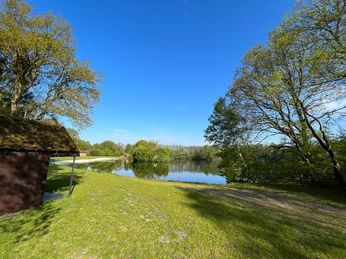 Blick Zeltplatzwiese auf See.jpg