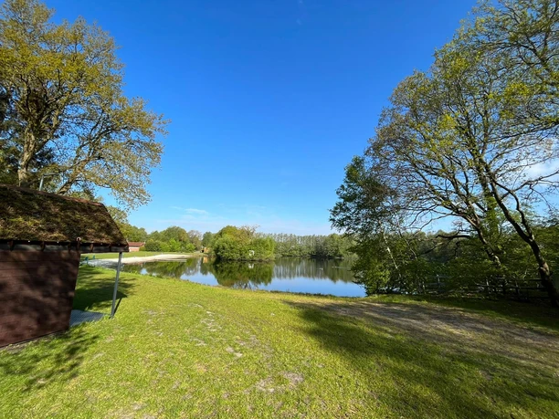 Blick Zeltplatzwiese auf See.jpg