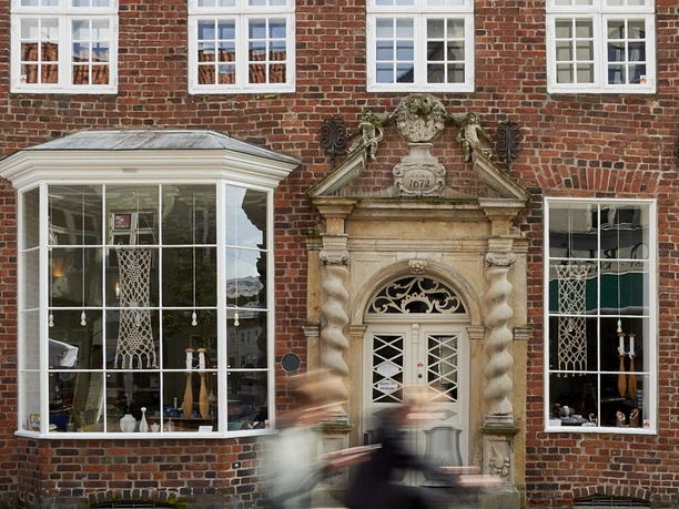 droehses-hus-ny-header-scaled-2000x1125