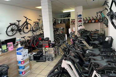 Rademachers Radshop Fahrradgeschäft voller E-Bikes und Zubehör, zahlreiche Modelle und Optionen in einem hellen Innenraum.